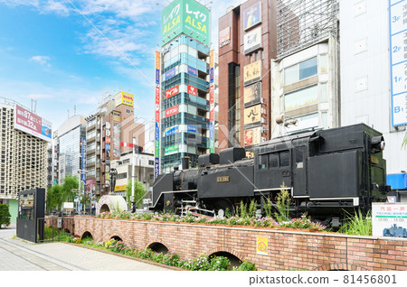 東京都港區新橋站西口廣場的城市景觀SL和城市景觀 東京都港區新橋站西口廣場的城市景觀SL和城市景觀 81456801