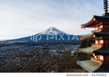富士山和雪的五層寶塔 81456802