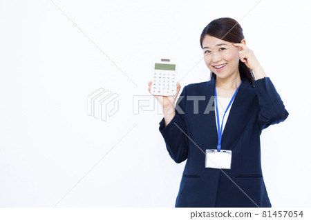 Business woman in her thirties with a calculator 81457054