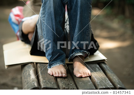 Street life, nap, feet 81457341