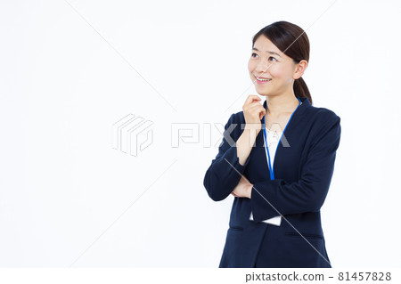一個三十多歲的女商人笑著擔心 一個三十多歲的女商人笑著擔心 81457828