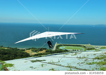 Hang glider taking off from Kinugasayama, Shiroya, Tahara Hang glider taking off from Kinugasayama, Shiroya, Tahara 81458059