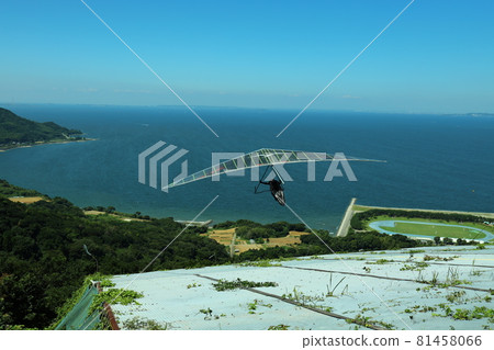 Hang glider taking off from Kinugasayama, Shiroya, Tahara 81458066