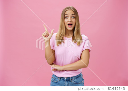 I got excellent suggestion. Charismatic and enthusiastic attractive female with tanned skin and fair hair holding index finger raised in eureka gesture open mouth, gazing excited while saying advice 81459343