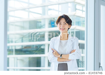 一件白大褂的微笑的女醫生在醫院 一件白大褂的微笑的女醫生在醫院 81459746