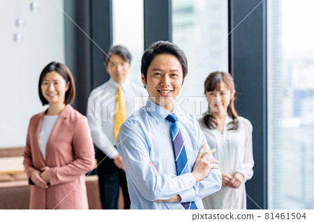 在辦公室工作的商務人士 81461504