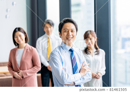 在辦公室工作的商務人士 81461505