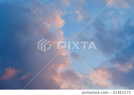在夕陽下沾染的雲 在夕陽下沾染的雲 81461575