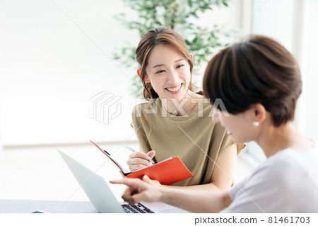 Senior employees, new employees receiving guidance from their boss 81461703