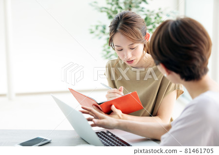 資深員工、新員工接受老闆指導 81461705