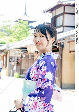A woman sightseeing in Kyoto in a yukata 81462464
