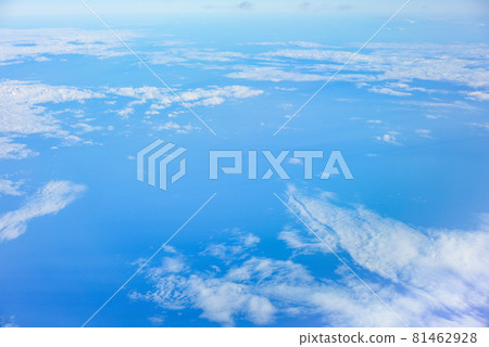 從飛機窗口看到的天空和雲彩 81462928