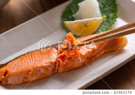 Grilled salmon 81463174