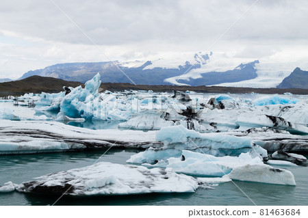 Icebergs on water, Jokulsarlon glacial lake, Iceland 81463684