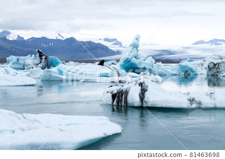 Icebergs on water, Jokulsarlon glacial lake, Iceland 81463698