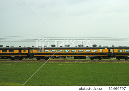 Hokuriku Main Line Mikawa-Kaga-Kasama JR West 14 Series Naniwa ② Oro 14-706 (Miyahara) Mountain side 81466797