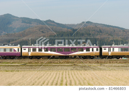 北陸本線 Isurugi-Fukuoka JR West 12 Series Wakudan ④ Marov 12-853（金澤） 山側 81466803