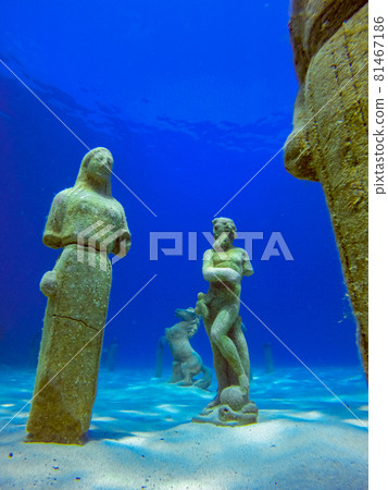 Underwater photo of statues in Cyprus in Green Bay, blue mediterranean sea and white sand 81467186