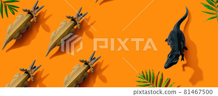 Tyrannosaurus and triceratops figures 81467500