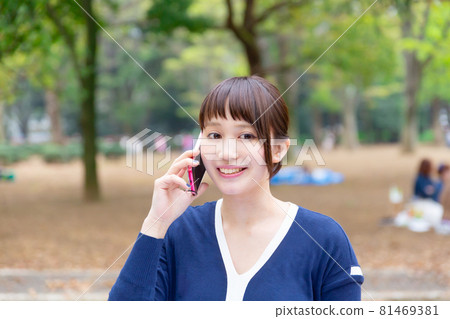 智能手機的年輕女子 81469381