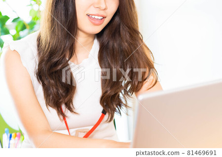 一位女士在辦公室使用筆記本電腦 [零件切割] 81469691