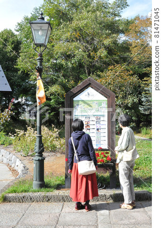 兩名女遊客正在查看萌木村的資訊牌 81471045