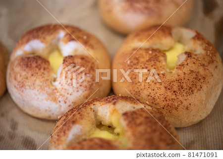 Neighborhood bakery 81471091