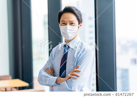 在辦公室工作的商人 81472267