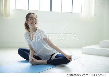 Yoga women 81472508