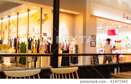 It is the scenery of the shopping mall 81472945