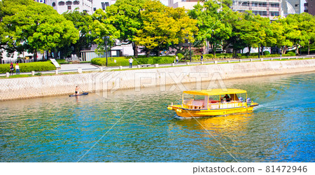 獨木舟、狗和遊船 廣島縣和平公園 81472946