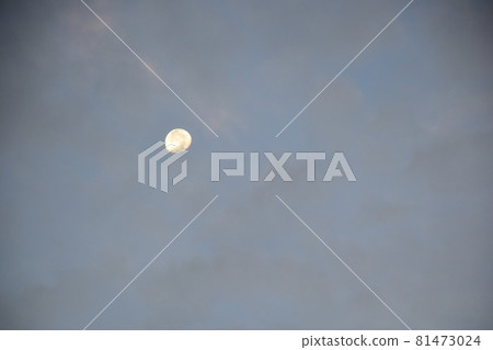 Akane-colored sunrise clouds and the remaining moon; sunrise clouds and the remaining moon Akane-colored sunrise clouds and the remaining moon; sunrise clouds and the remaining moon 81473024