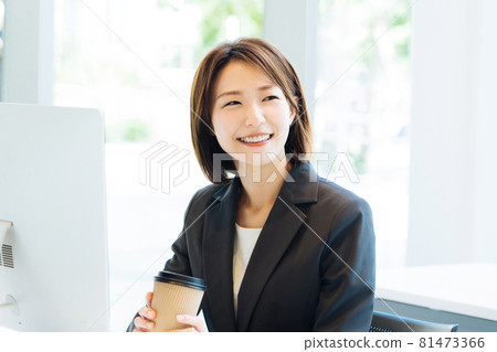 一個女人在明亮的辦公室里工作 81473366