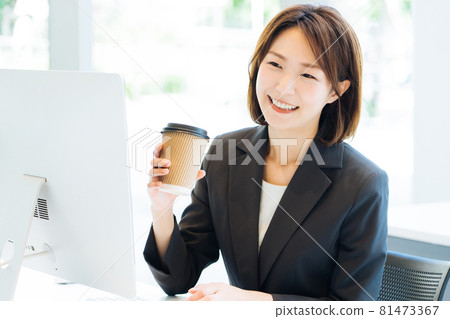 一個女人在明亮的辦公室里工作 81473367