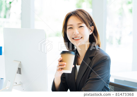 一個女人在明亮的辦公室里工作 81473368