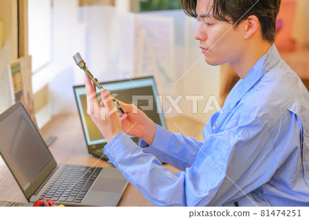抬起電路板並檢查它的電氣工程師 1 81474251
