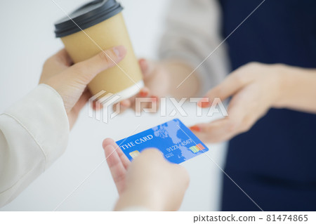 Female clerk Drink Takeout Credit card payment 81474865