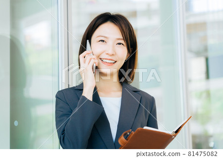 Business woman making a phone call 81475082