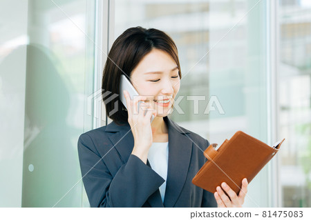 Business woman making a phone call 81475083