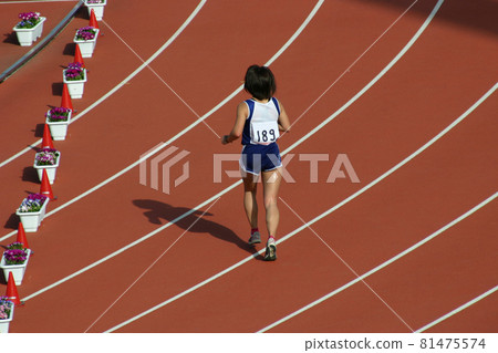 最後衝刺進球的女子馬拉松選手 最後衝刺進球的女子馬拉松選手 81475574