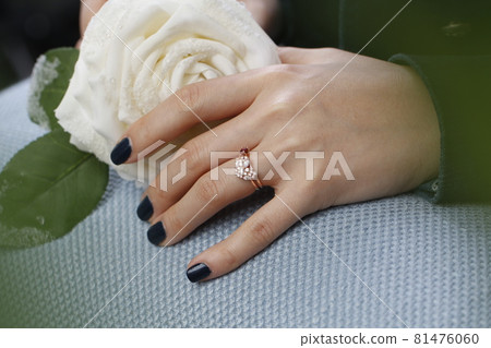 hand hand 81476060
