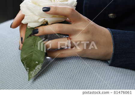 hand hand 81476061