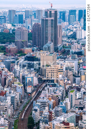 日本東京城市景觀俯瞰惠比壽花園廣場塔、惠比壽站、火車等。 日本東京城市景觀俯瞰惠比壽花園廣場塔、惠比壽站、火車等。 81477264