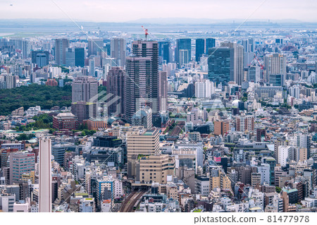 日本東京城市景觀俯瞰惠比壽花園廣場塔、惠比壽站、火車等。 81477978