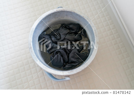 泡在桶裡洗 81478142