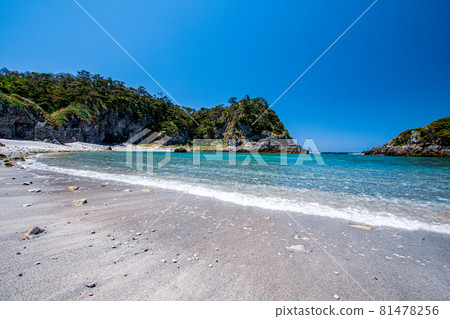 海灘和清澈的海水 海灘和清澈的海水 81478256