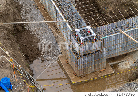 模板壓實狀態 板條模板在混凝土澆築前驅動模板 81478380