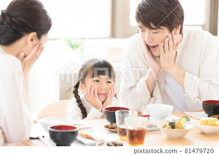 吃早餐的家庭女孩 吃早餐的家庭女孩 81479720