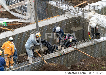 Concrete casting, rod-shaped vibrator, wall driving, rebar cleaning 81480128