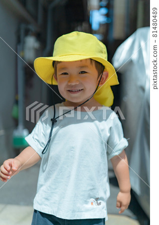 Boy (1 person, whole body, portrait) Boy (1 person, whole body, portrait) 81480489